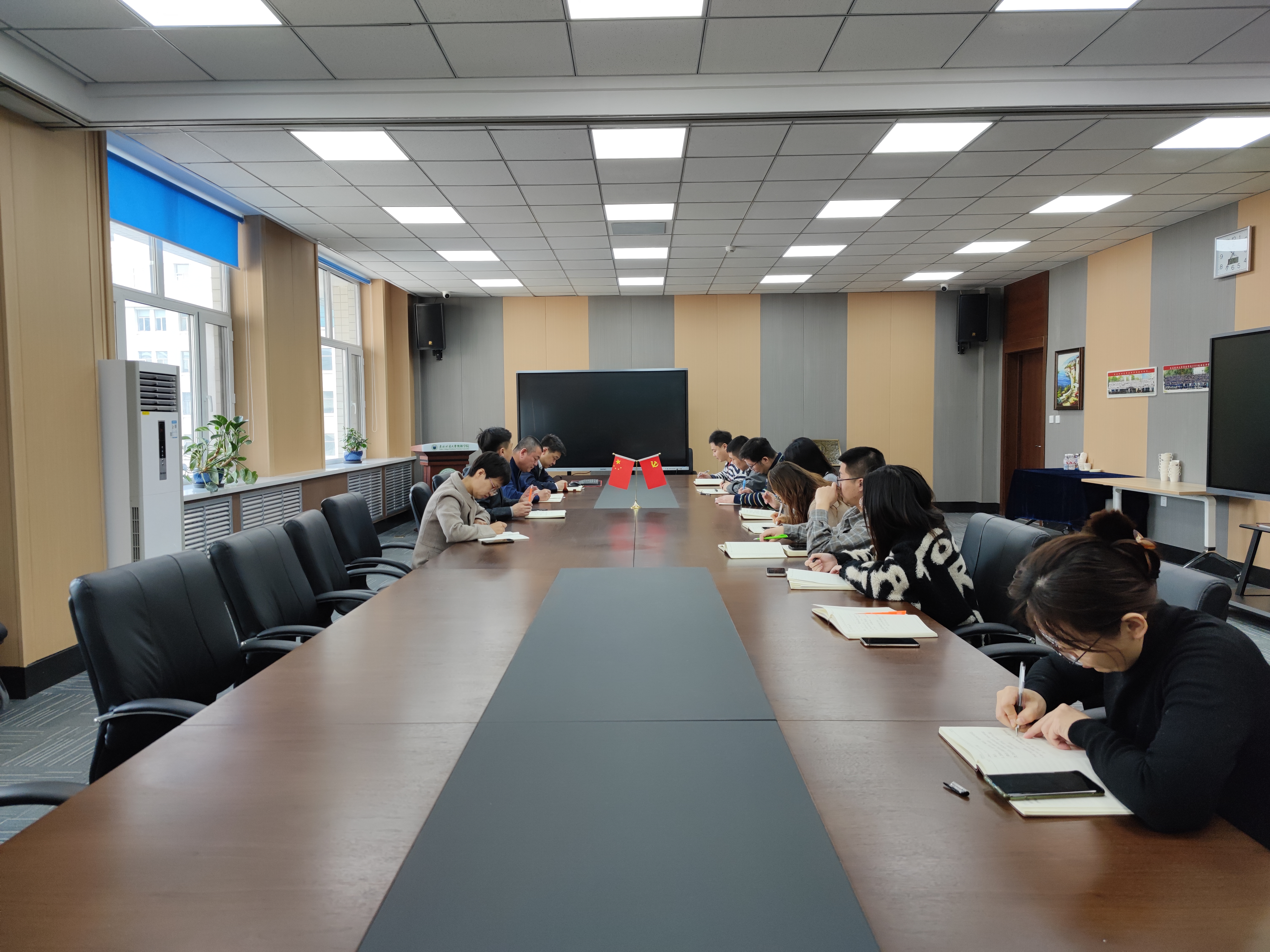 0310中心组学习.jpg